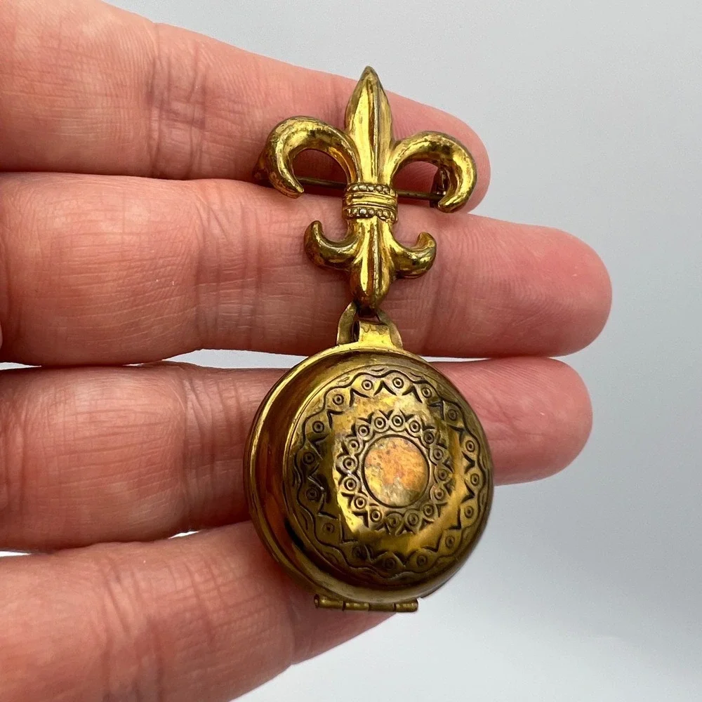 Vintage Fleur De Lis Locket Brooch Gold Tone Round Dangle Photo Sweetheart - Picture 3 of 9